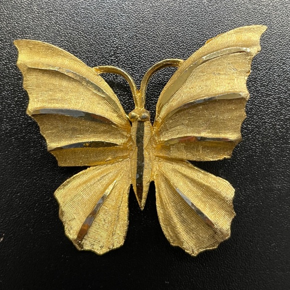 BSK Jewelry - BSK 1950s Vintage Gold Tone Brushed Butterfly Brooch RARE UNIQUE HTF Stamped